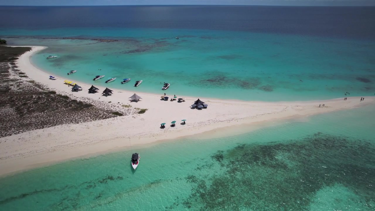 Letecký pohled z dronu na písečnou kosu Cayo de Agua v Los Roques