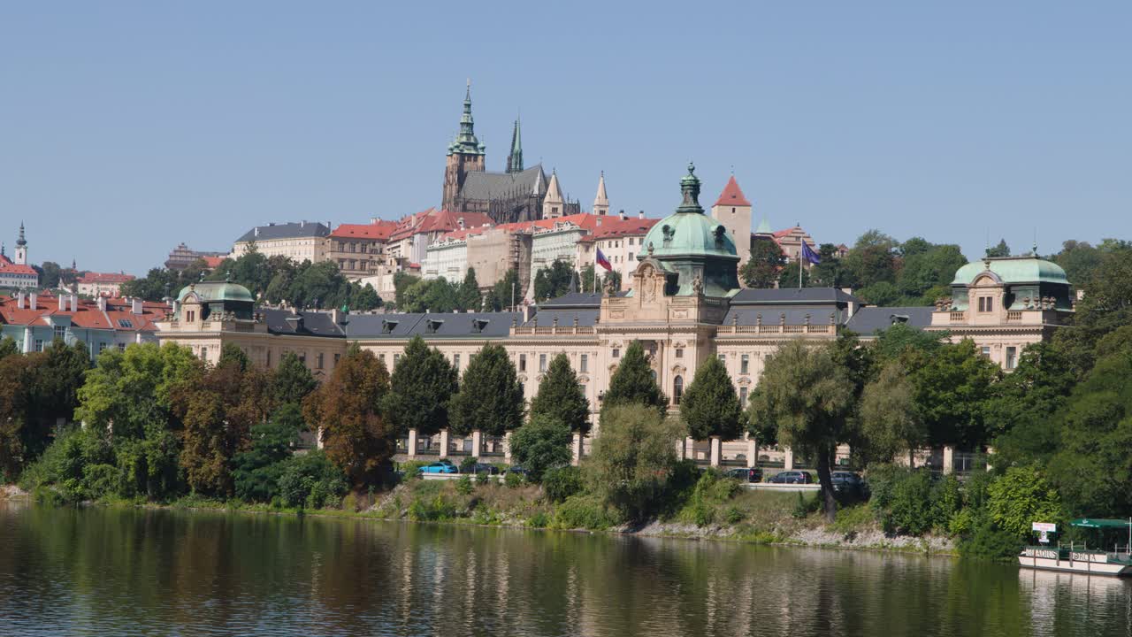 Ampia ripresa diurna del Castello di Praga, degli edifici governativi e del fiume con lenta panoramica della telecamera