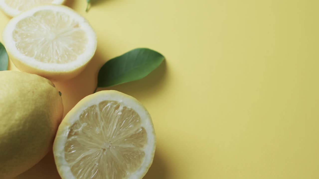 video de limones en rodajas con espacio de copia sobre fondo amarillo