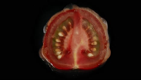 foto superior de un tomate siendo aplastado