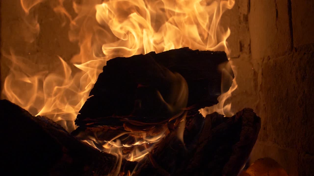 타일 난로에서 타는 장작 - 코클 180fps 슬로우 모션