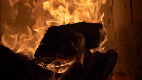 leña ardiendo en una estufa de azulejos - cámara lenta de 180 fps