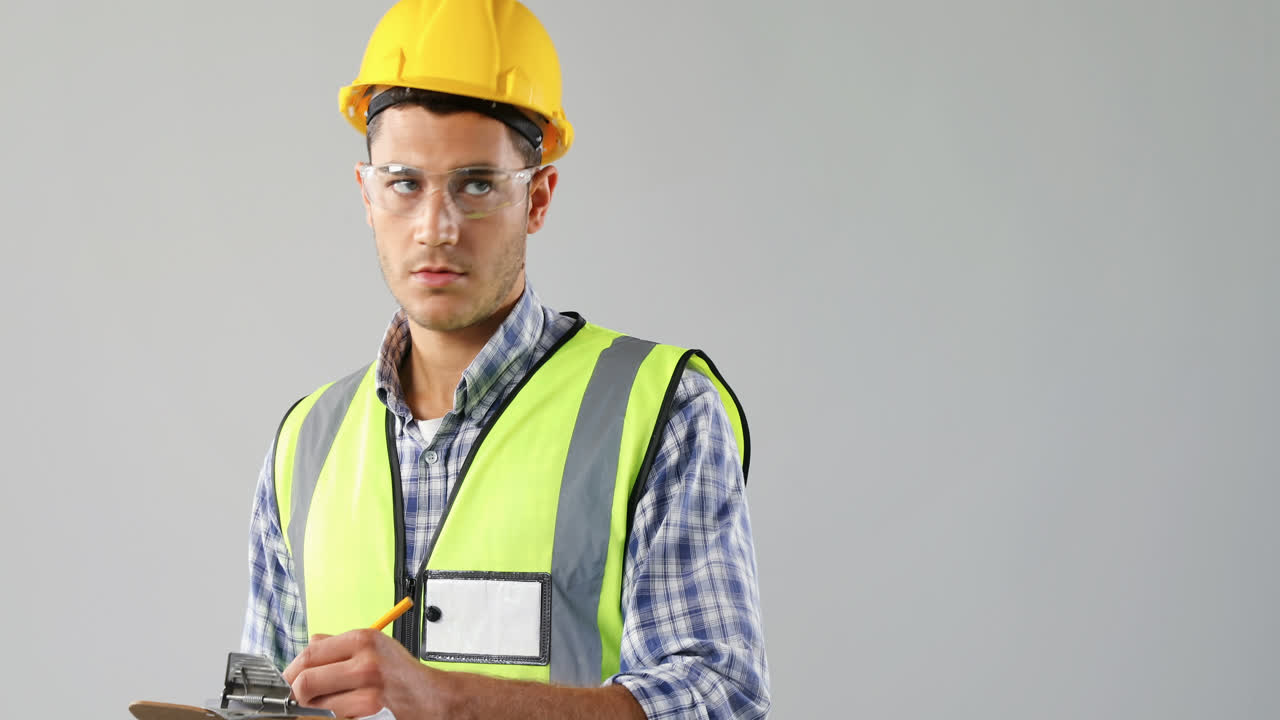 arquitecto masculino escribiendo en el clipboard 4k