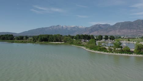 hermosa costa del lago utah durante el verano en el condado de utah, drone aéreo