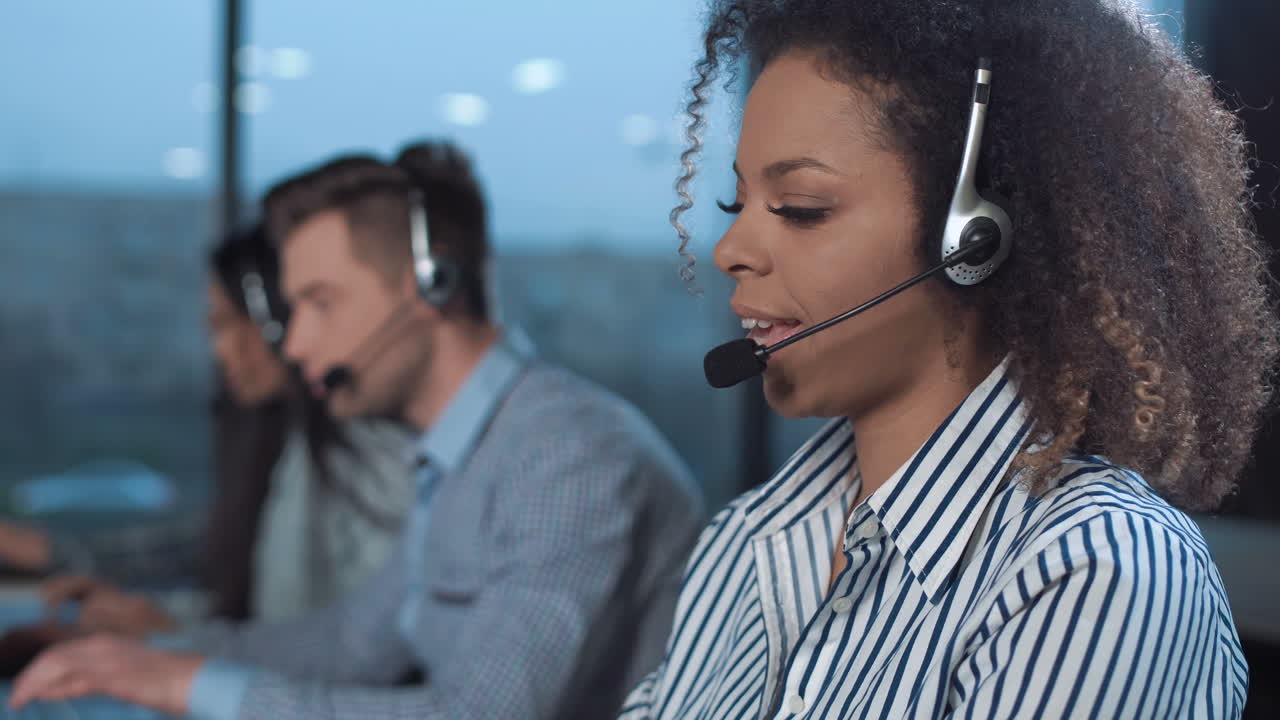 representantes de servicio al cliente que trabajan en un centro de llamadas
