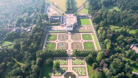 Vista-Aérea-Del-Palacio-Loo-Y-El-Jardín-Barroco-Holandés-En-Apeldoorn,-Gelderland,-Países-Bajos