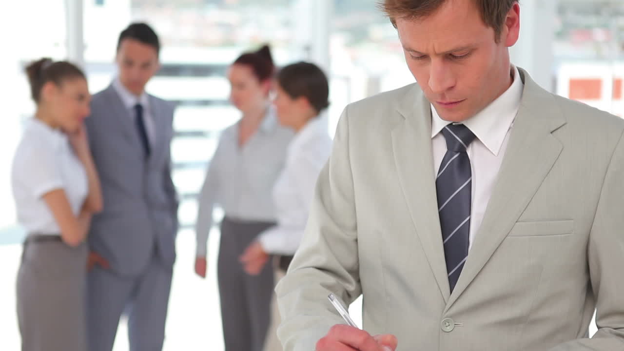 서류에 서명하는 사업가