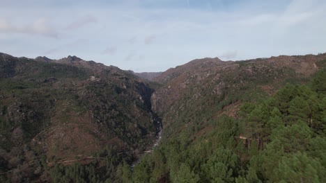 Fliegen-Sie-über-Die-Wunderschöne-Naturlandschaft-Von-Faião-Gerês,-Portugal