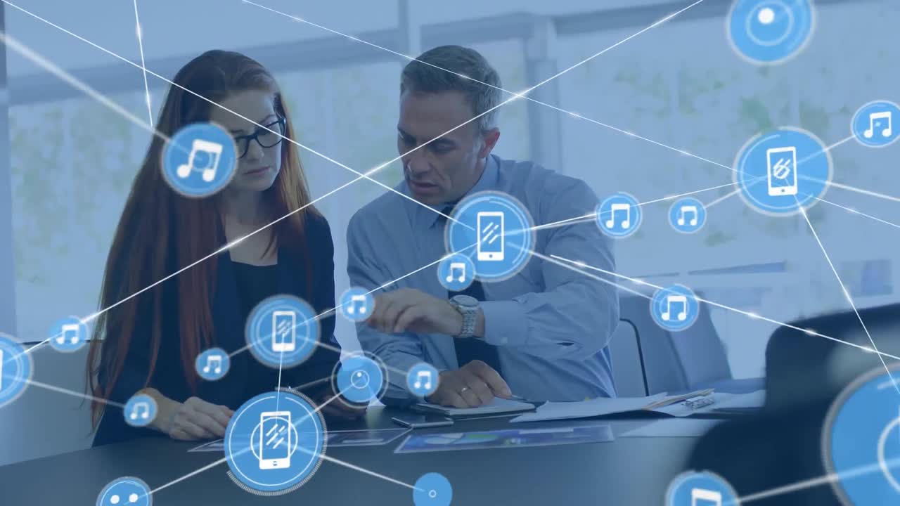 animación de la red de conexiones entre diversas personas de negocios en la oficina