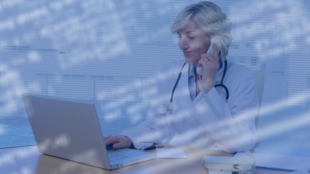 animación del procesamiento de datos sobre una doctora caucásica