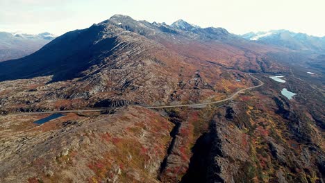 video aéreo de 4k 60fps del paso de thompson, en el camino a valdez, alaska