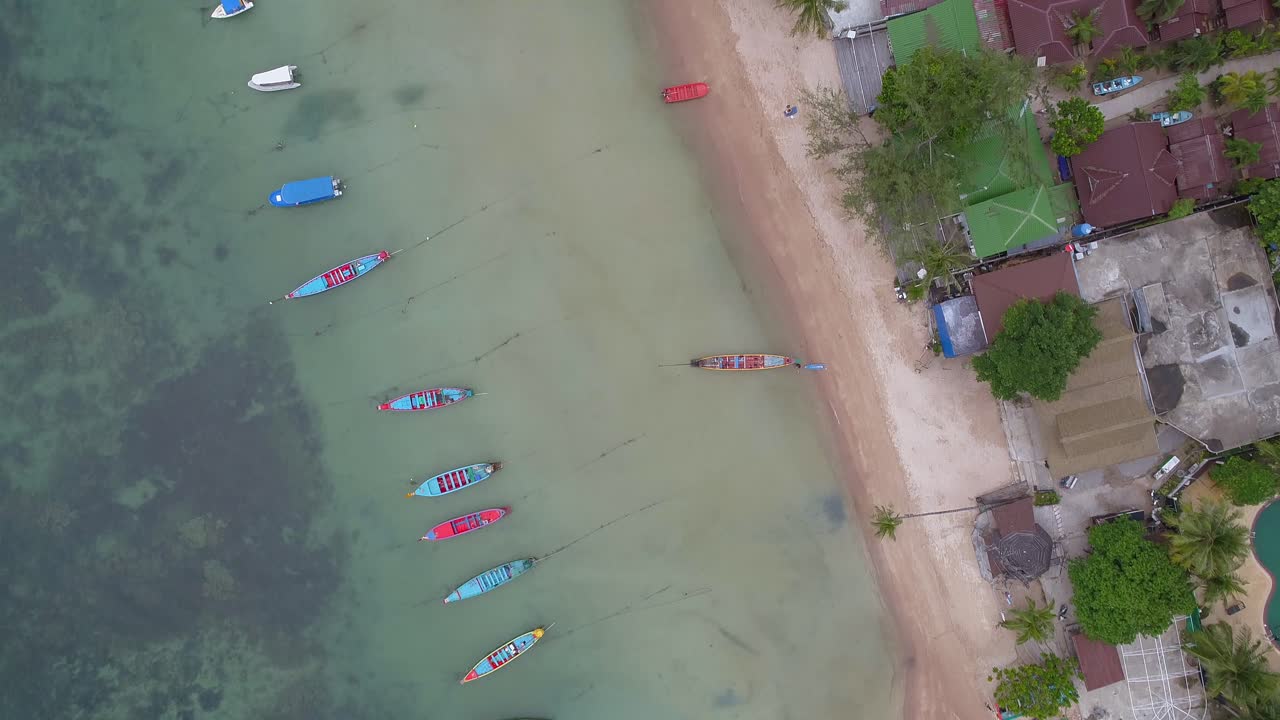 배 와 리조트 가 있는 열대 해변 의 공중 풍경