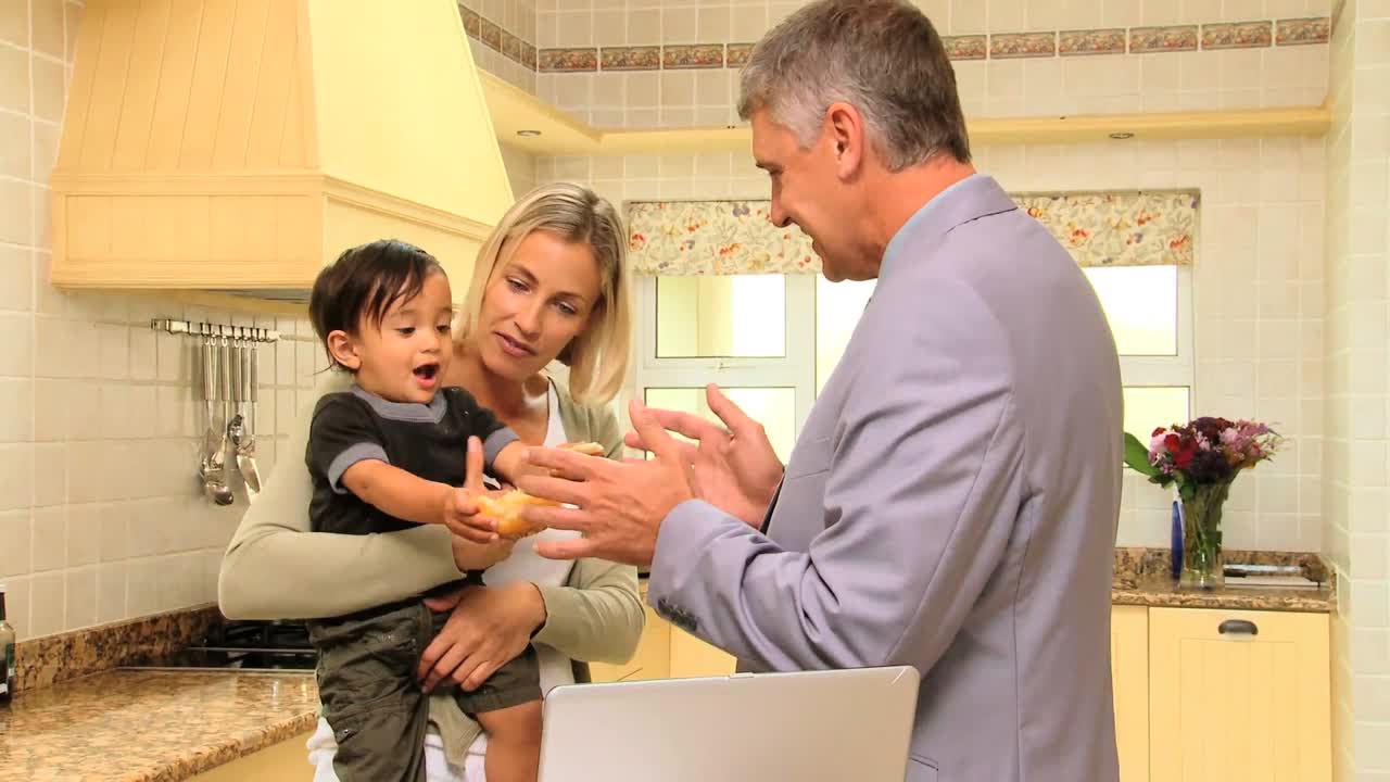 어린 아들과 함께 하는 부모 들