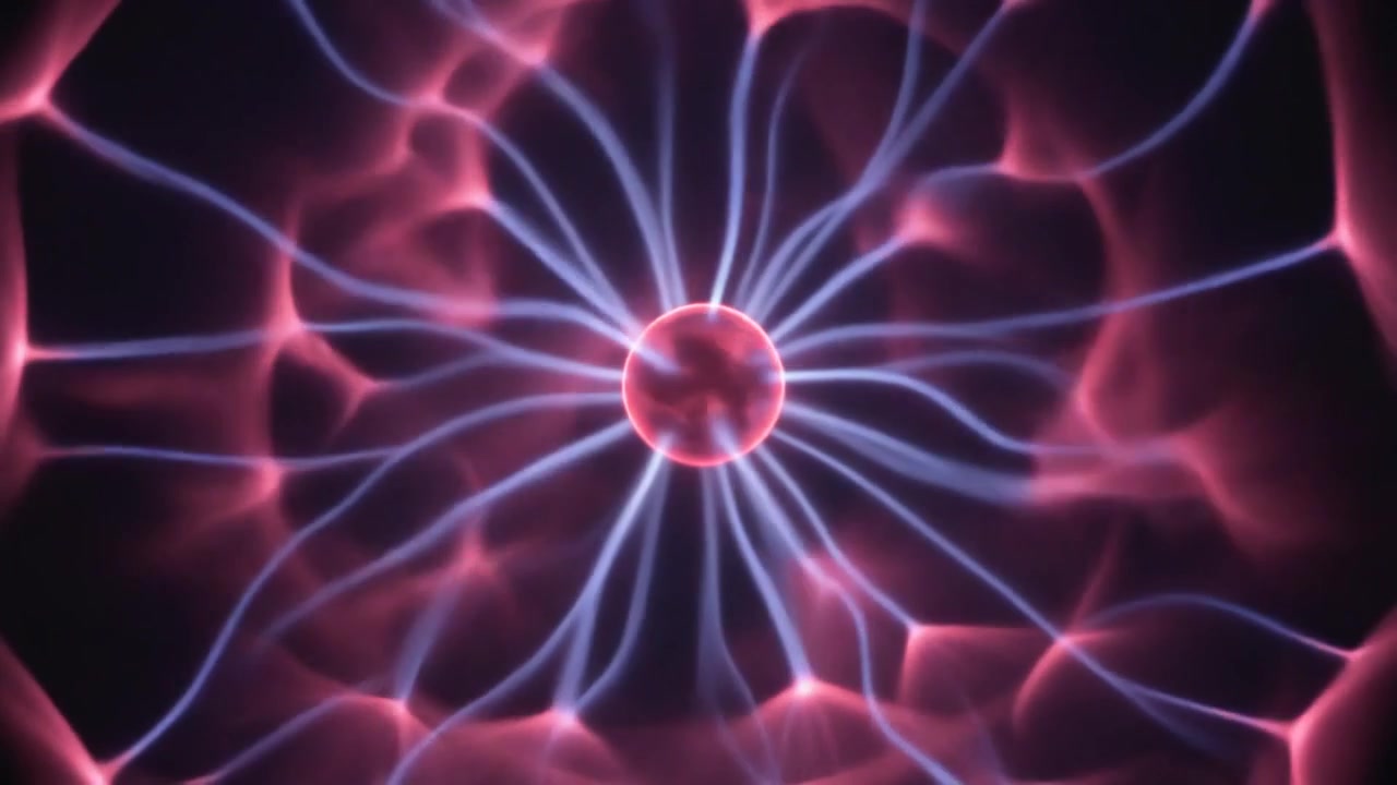 Sfera di plasma incandescente con archi elettrici in una stanza buia