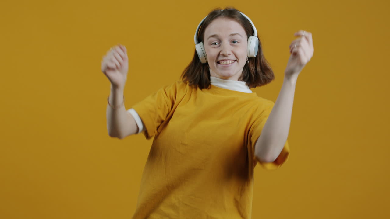 Baile de la mujer con los auriculares