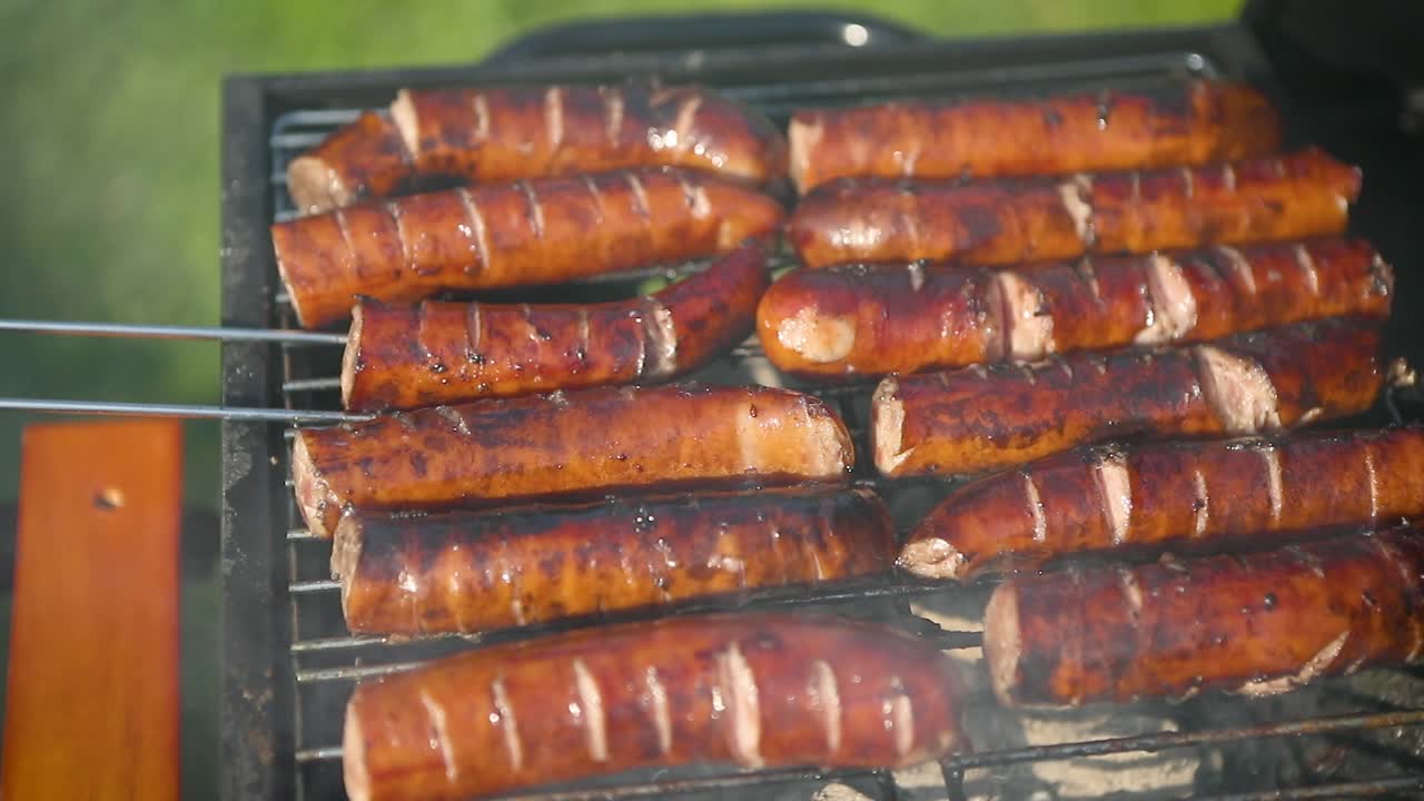 grille velsmagende pølser på grill