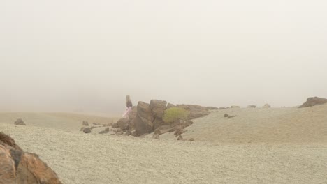 mujer caminando sobre la niebla en el parque nacional del teide, estática