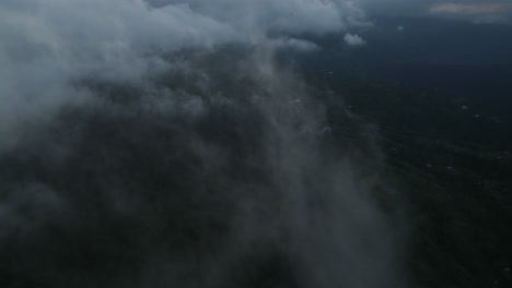 Drohnen-Dolley-Neigungsschuss-Durch-Weiße-Zirruswolken-über-Dem-Mount-Batur-Auf-Bali