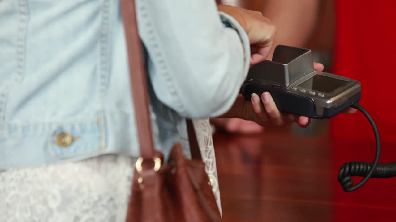 cliente escribiendo su código pin en la terminal