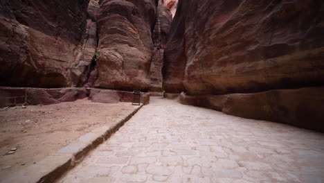 Alter-Steinziegelweg,-Der-Zur-Schatzkammer-In-Der-Antiken-Stadt-Petra-Führt