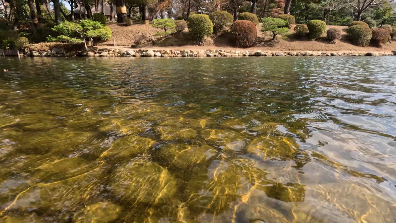 빛으로 빛나는 바위 위에 부드러운 강류