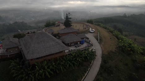 revelar la toma del mirador y la montaña durante el amanecer con niebla y humo alrededor de la ciudad