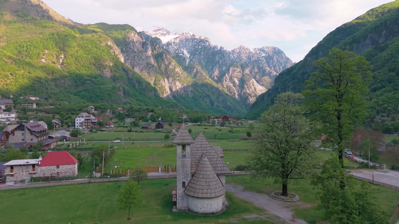 Arnavutluk'taki Theth köyünün drone videosu