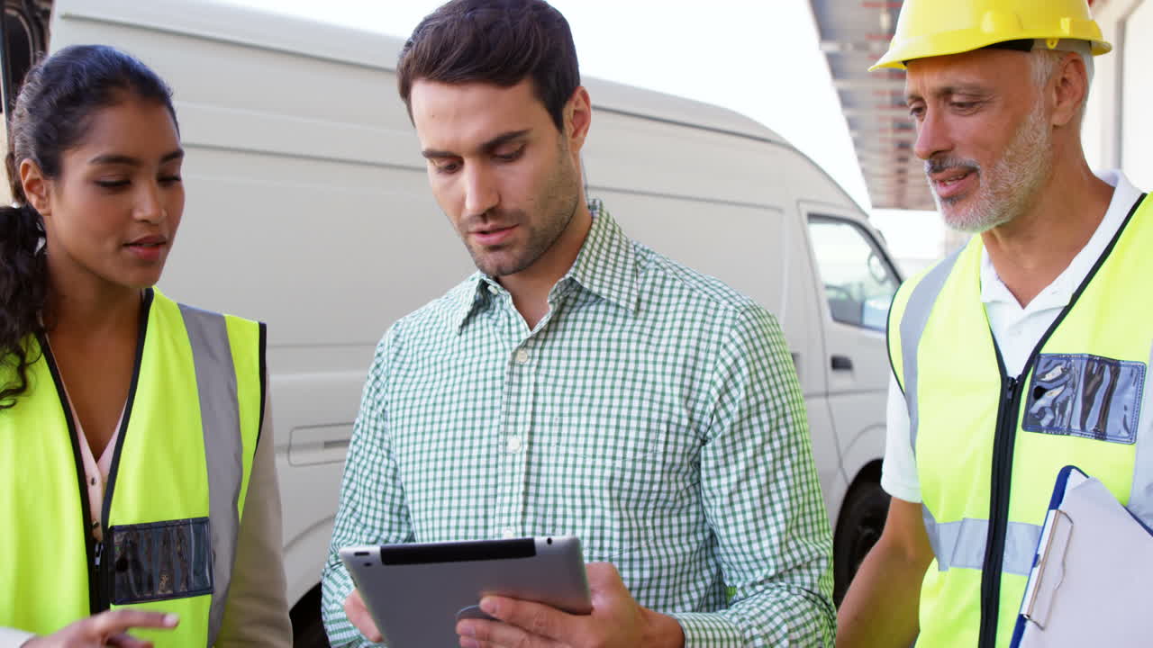 trabajadores de almacén trabajando juntos