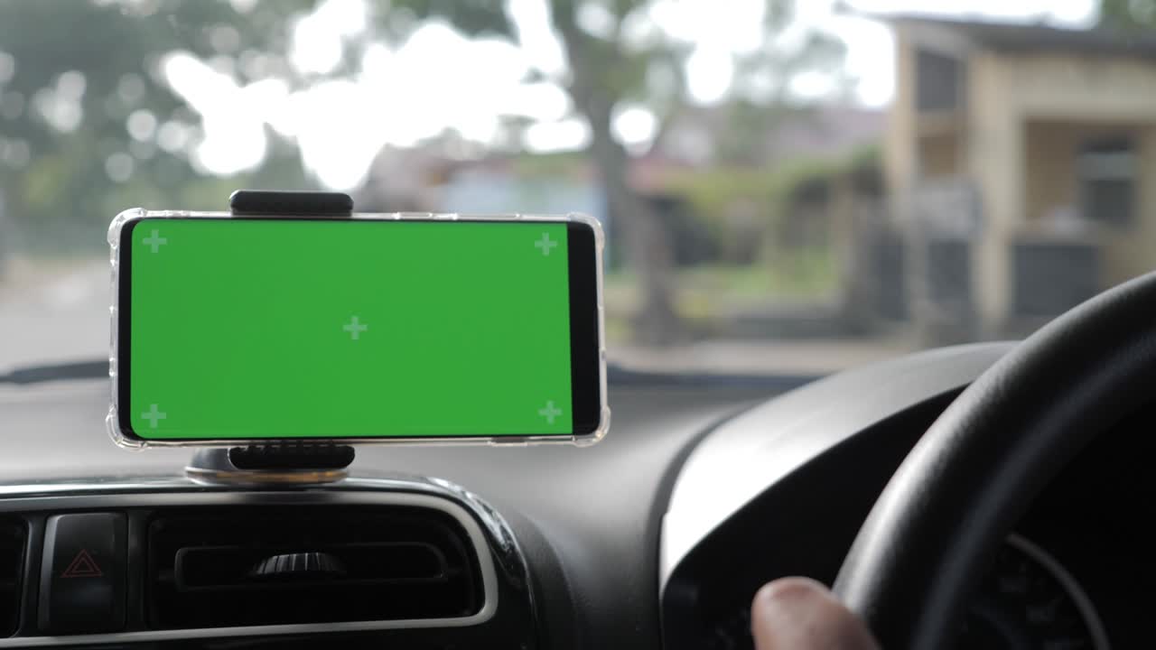 teléfono inteligente en el modelo de coche