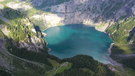 antena de la montaña blümisalp y el lago oeschinen, el dron revela un impresionante lago de altitud en las montañas de los alpes suizos