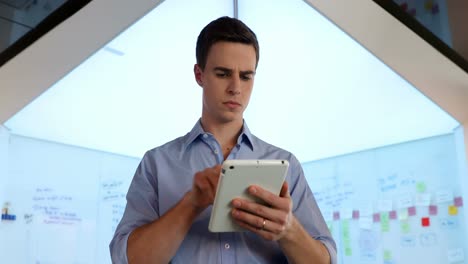 ejecutivo masculino usando tableta digital 4k