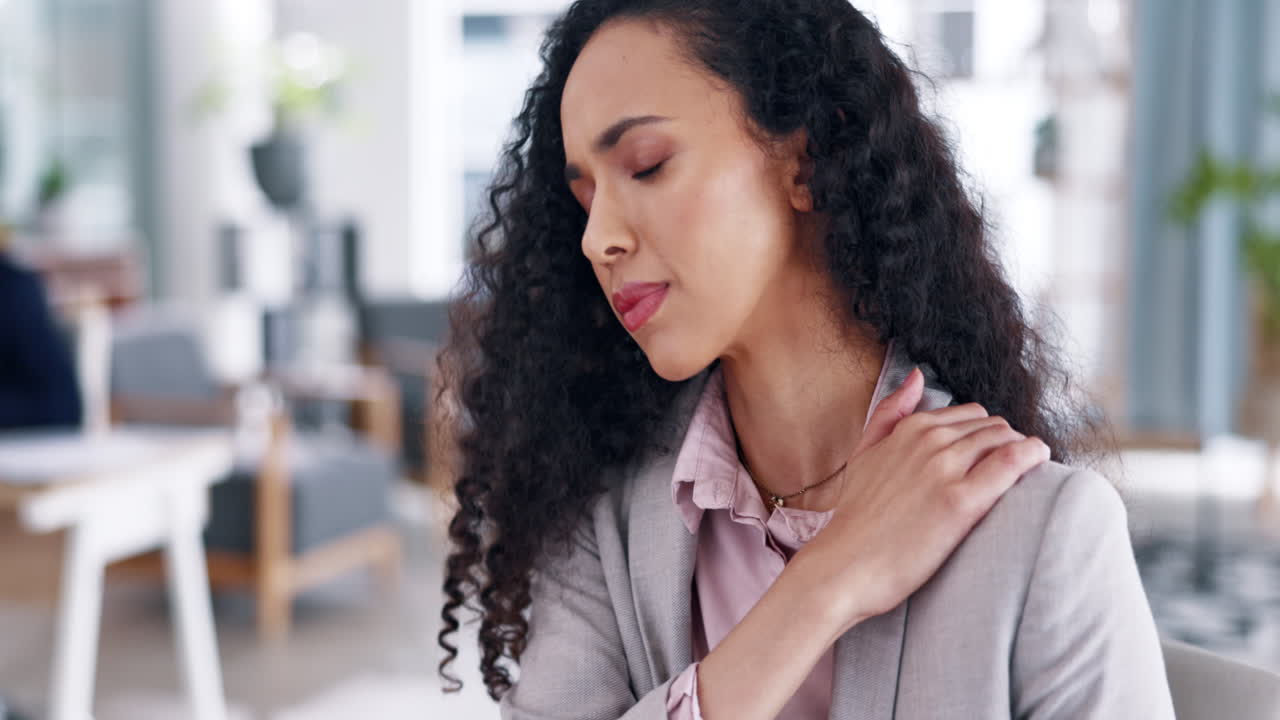 Stress, dolore alla spalla e donna d'affari che si massaggia