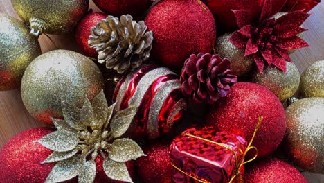 primer plano de bolas de navidad doradas y rojas en un fondo navideño