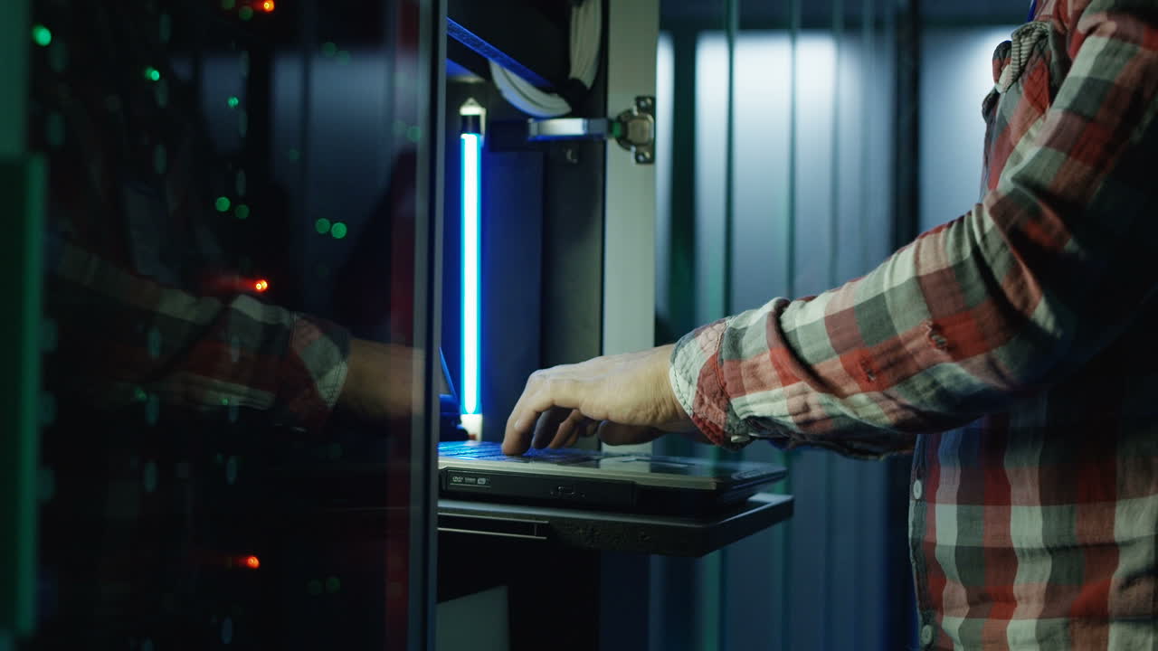 es un profesional que trabaja en un centro de datos.