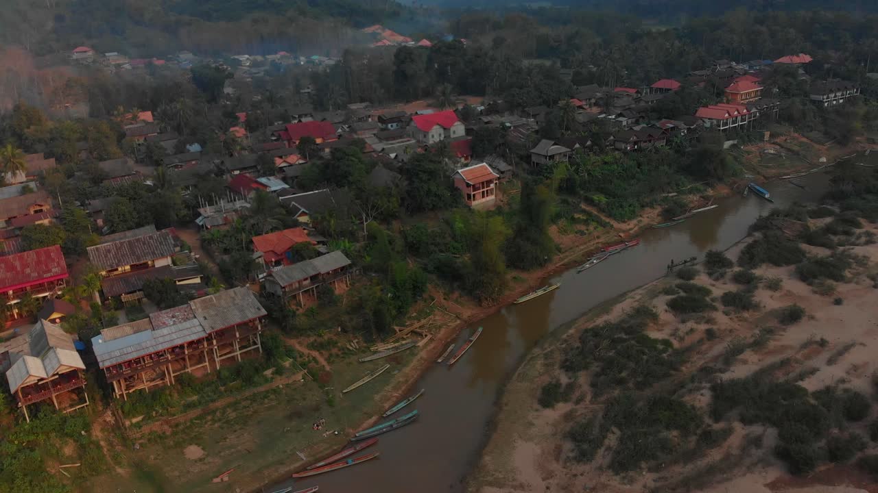 Abitanti locali su una strada polverosa vicino al fiume Ou, Luang Prabang, Laos