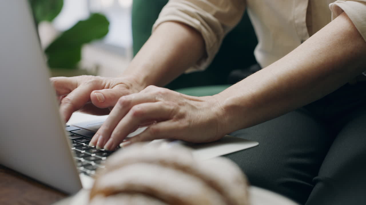 저는 음식이  ⁇ 에 있으면 더 잘 일합니다.