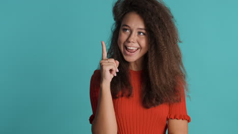 Kaukasische-Frau-Mit-Lockigem-Haar,-Die-Eine-Neue-Idee-Hat.