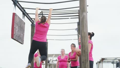 mujer caucásica haciendo ejercicio en el campamento de entrenamiento
