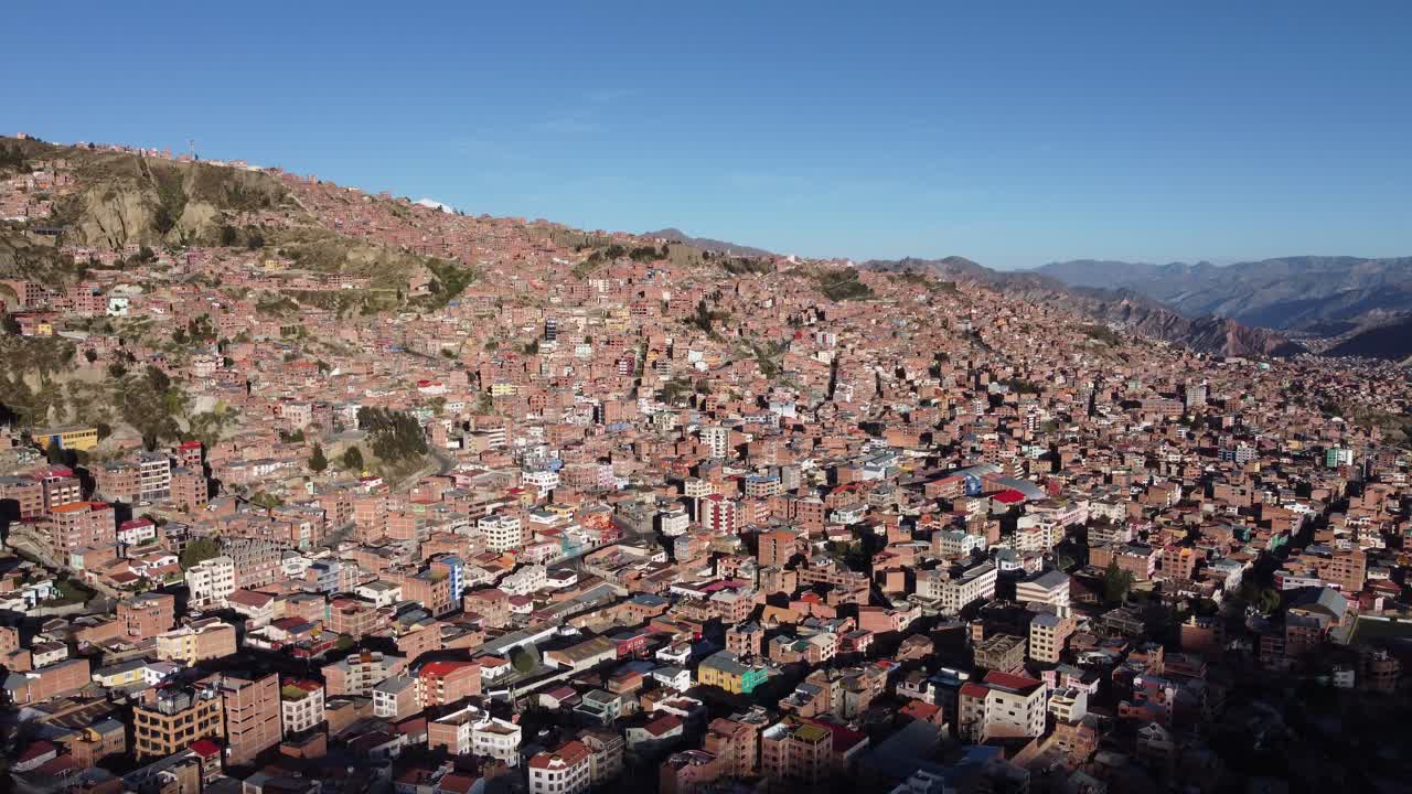 sobrevuelo de aire despejado a gran altitud ciudad densa de la paz en bolivia