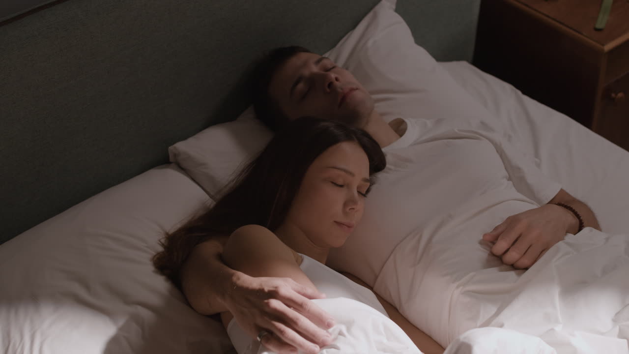 Pasangan Tidur di Ranjang