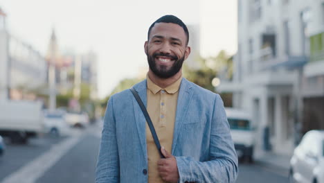 Sonrisa,-Negocios-Y-Cara-Con-El-Hombre-En-La-Ciudad