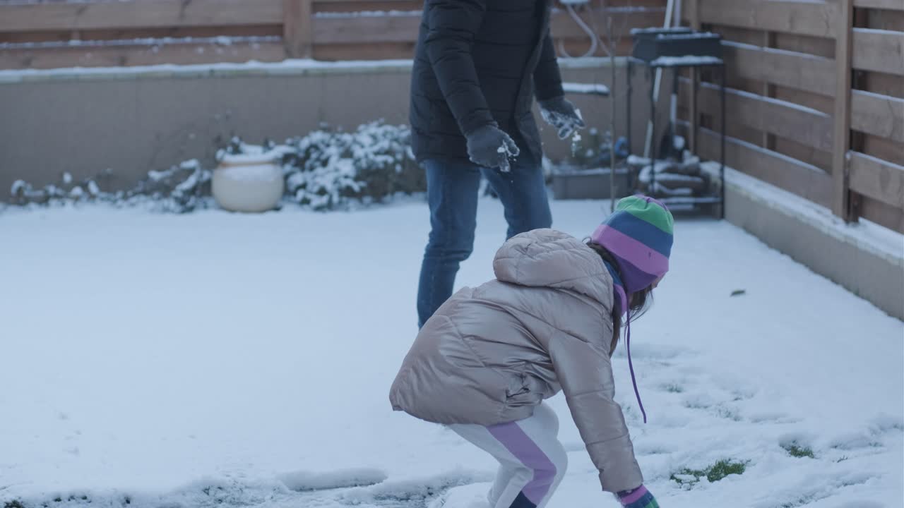 abuelo y nieta divirtiéndose en la nieve