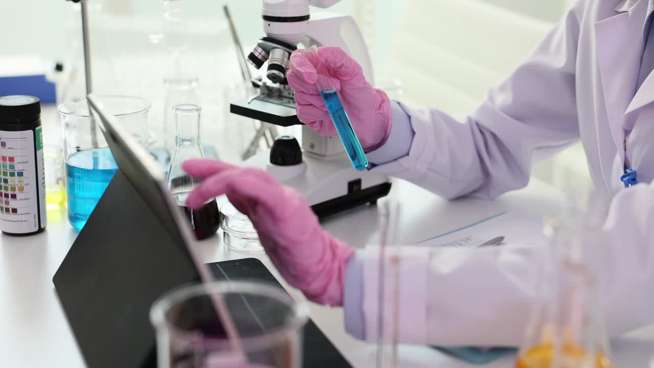 científico que lleva a cabo investigaciones en un laboratorio