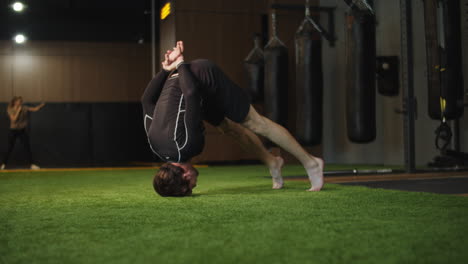 Boxeador-Masculino-Enérgico-Haciendo-Ejercicio-En-El-Club-Deportivo.-Hombre-Deportista-Calentando-En-El-Gimnasio