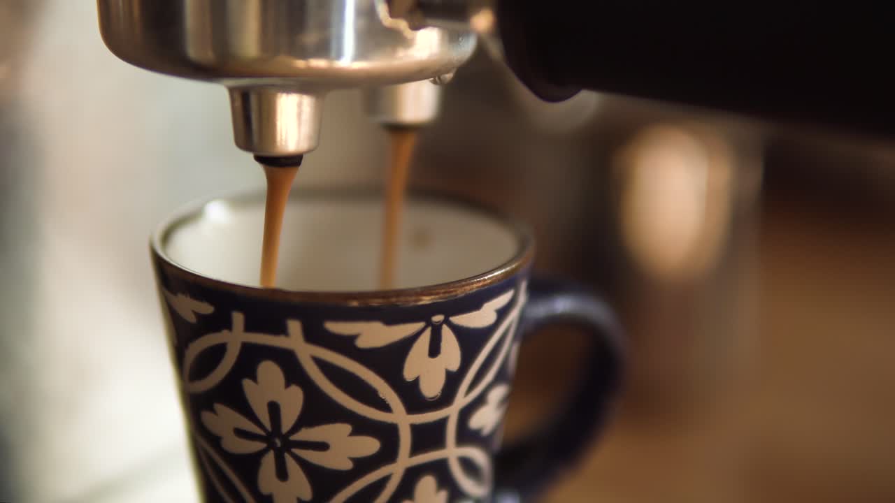 hacer café fresco por la mañana en casa con una máquina de espresso profesional