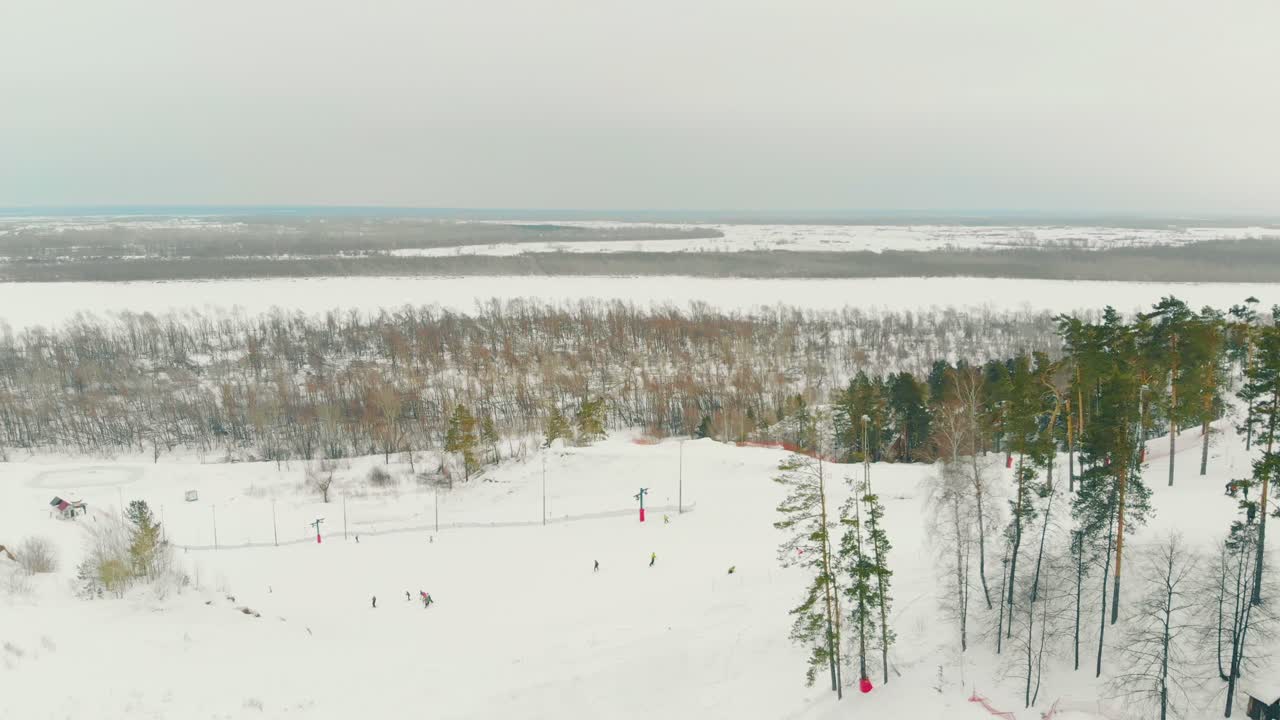 Hiihtohissi paksun lumen peittämällä rinteellä