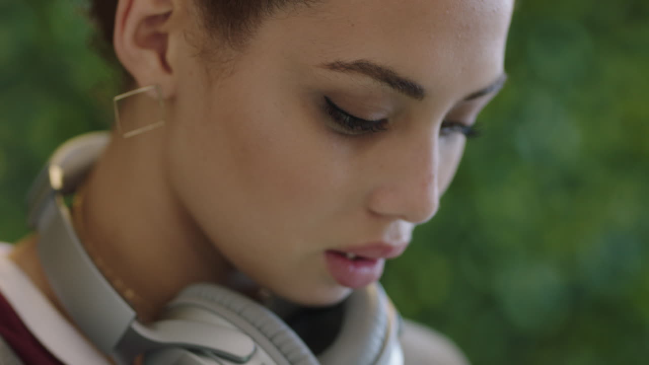 primer plano de una mujer de negocios estudiante usando una tableta digital navegando por un proyecto de investigación de marketing en la pantalla viendo documentos corporativos en línea en la oficina manos lápiz