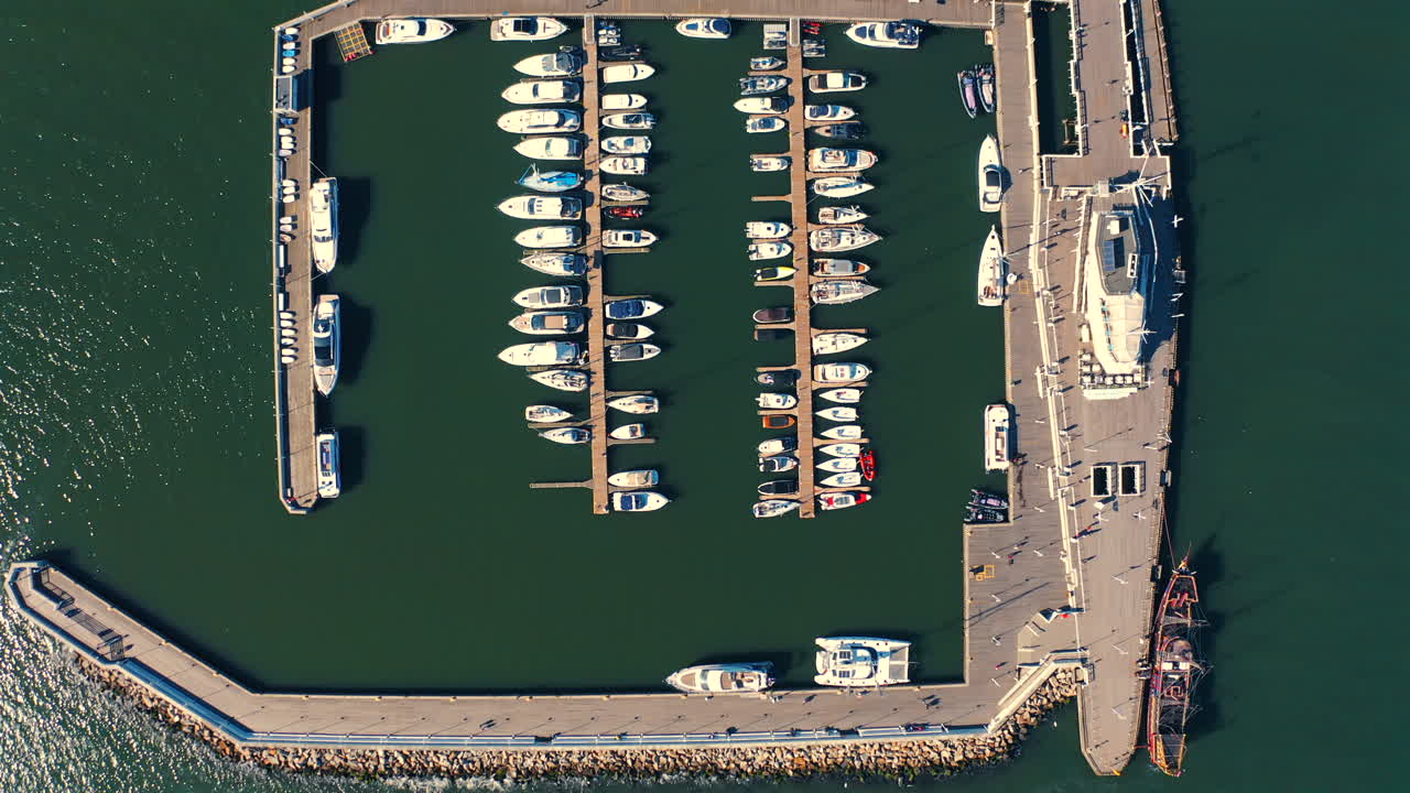 Dronebilde ovenfra av marina med luksuriøse yachter og motorbåter