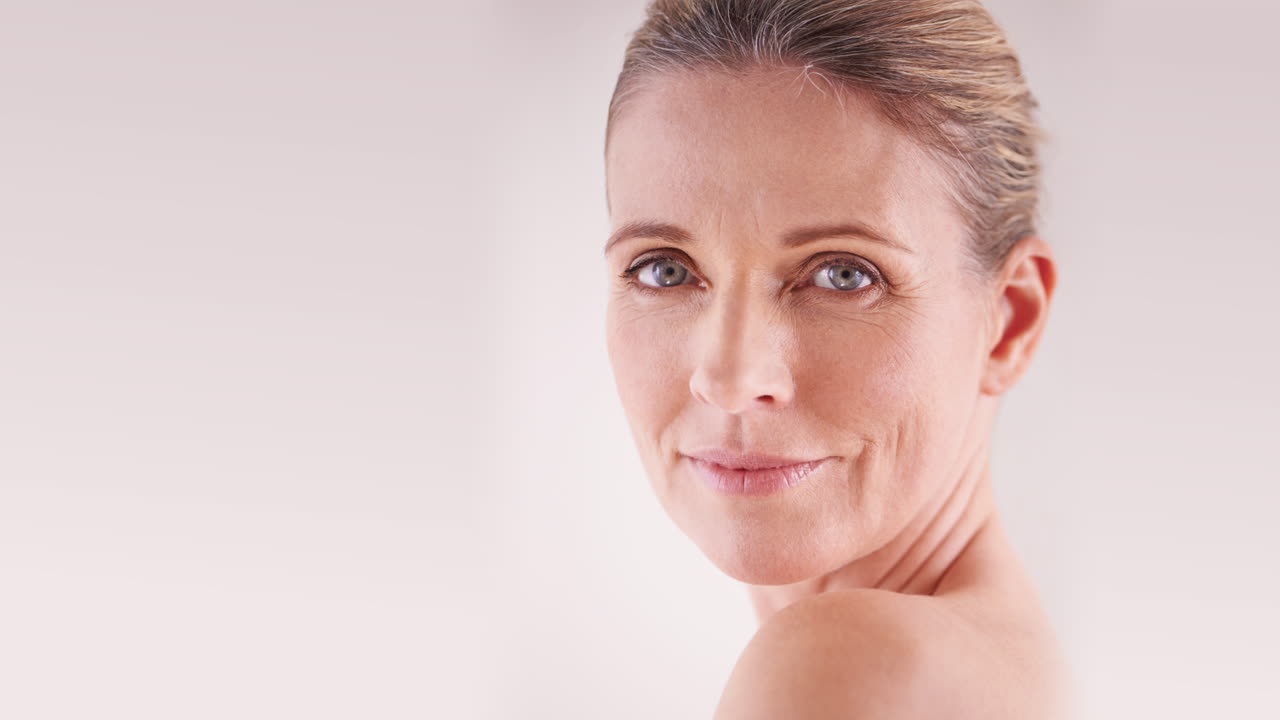 mulher com vitaminas e minerais projetados em seu rosto