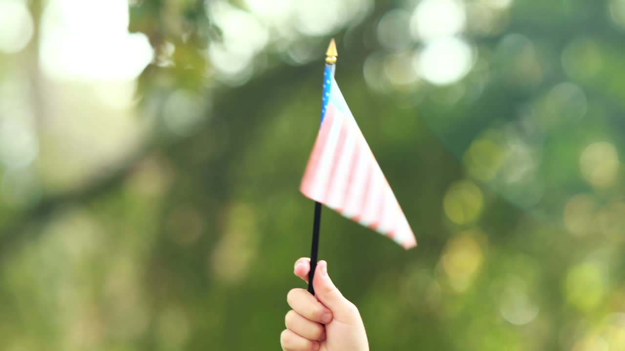 Nærbillede af lille dreng, der vifter med amerikansk flag